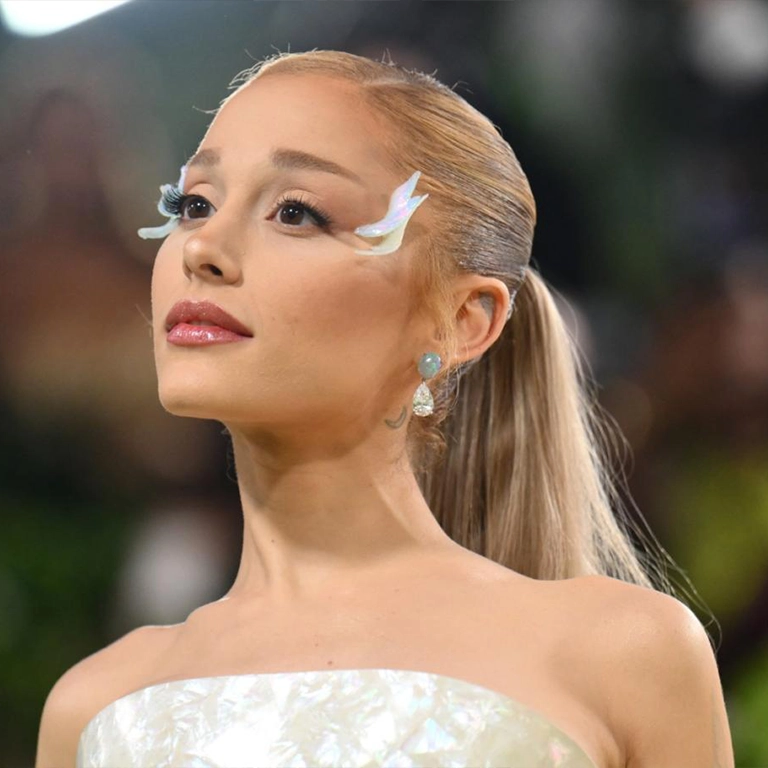 Ariana Grande’s Changing Eyebrows Microblading or Brow Lift