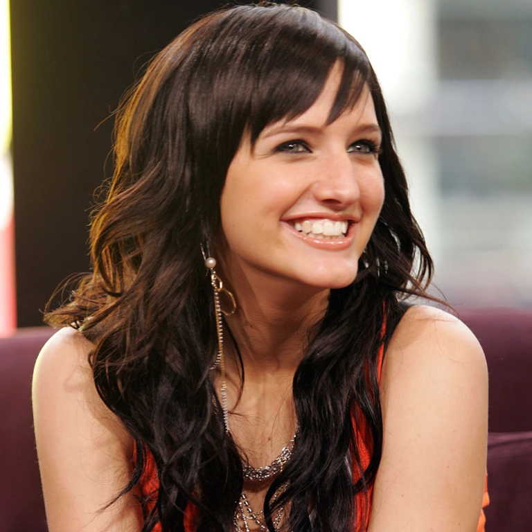 How to Achieve a Look Like Ashlee Simpson