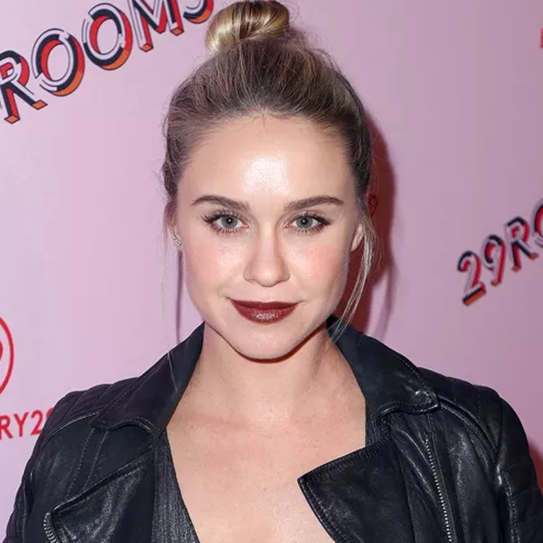 Dr. Hakan's Analysis of Becca Tobin's Look