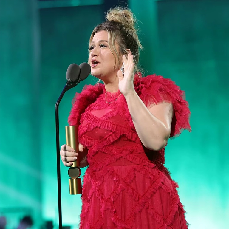 Kelly Clarkson’s Snatched Jawline Face Transformation Analysis